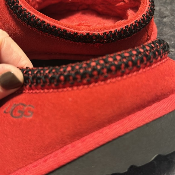 Kids Size 1 UGG boots. - Picture 4 of 7